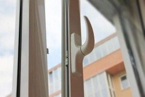 Отримував завдання у мережі: з шостого поверху випав 10-річний хлопчик 