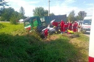На Рівненщині зіткнулися легковик з вантажівкою, є загиблий (Фото)