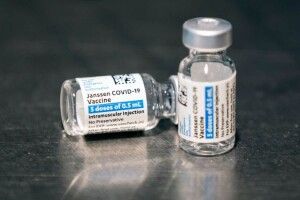 У США обмежили використання однієї з COVID-вакцин через побічний ефект