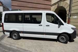 Для ветеранів: Луцьк отримав з Німеччини авто з підйомником для крісел колісних