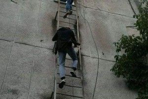 Неповнолітні лучани придумали нову забавку – гуляти дахами закинутих будівель