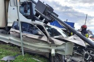 У смертельній автотрощі на Рівненщині зіткнулися два легковики, вантажівка і автобус  (Фото)