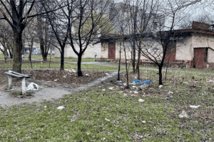 Луцькі муніципали змусили прибрати засмічену територію