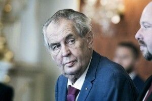 Президент &laquo;після перегляду новин&raquo; впав та зламав руку