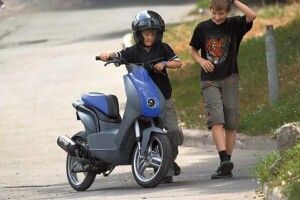 Зеленського просять оголосити мопедистенят поза законом