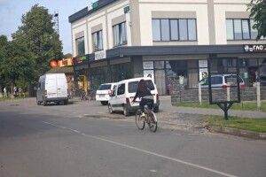 У селищі на Волині пояснили чому на металевих конструкціях буде реклама, а не портрети загиблих Героїв