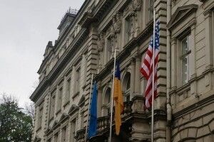 У Львові підняли прапор США