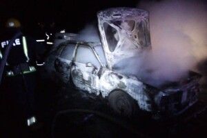 На Волині вночі вщент згоріла Audi (Фото, відео)