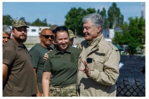 Військова з батальйону спецризначення показала техніку від Порошенка (Відео)