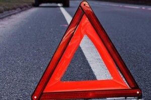 Водій відволікся на мобільний і наїхав на двох патрульних