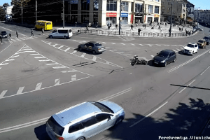 З'явилося відео аварії за участю таксі та мотоцикліста у центрі Луцька