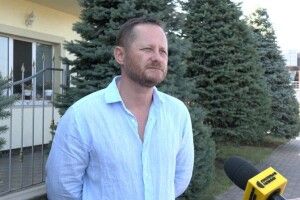 Ветерани зібралися під луцьким готелем після відмови у поселенні військовим