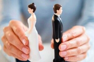 Дівчина подала в суд на хлопця, бо той не кличе її заміж