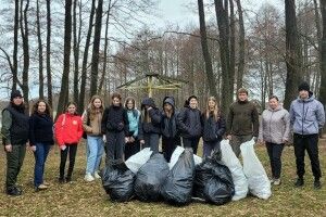 На Волині школярі та працівники парку дали бій сміттю на озері Чорне