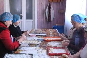 Вареники на передову: Волинські господині ліплять для українських захисників (Відео)