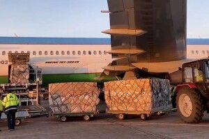 42,5 тисячі захисних медичних костюмів від Порошенка прибули в Україну