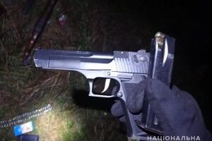 Обріз, пістолет та набої: на Волині поліція затримала автомобіль із зброєю та боєприпасами (Фото)