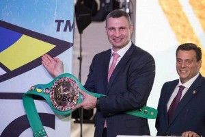 Президент WBC вручив Кличку новий пояс з українським прапором