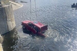 24-річний волинянин вкрав і втопив у річці автомомбіль (Фото)
