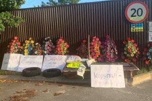 Смолію невідомі додому привезли труну та похоронні вінки