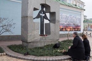 «Голодомори вчинили нелюди проти людей»: Президент вшанував пам’ять жертв трагедії