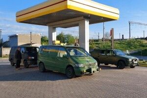 Сьогодні з Рожища на фронт поїхали чотири автівки