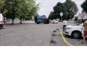 Чоловік у Луцьку захопив автобус із заручниками (Офіційно, відео)