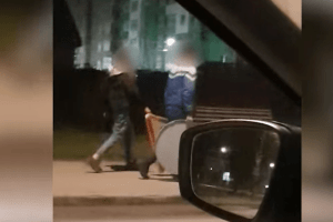 У Луцьку спіймали романтиків, які гуляли містом із дорожніми знаками (Відео)