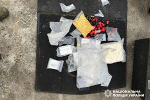 Тисячі пігулок екстазі та кілограми амфетаміну: на Рівненщині «накрили» міжрегіональну банду