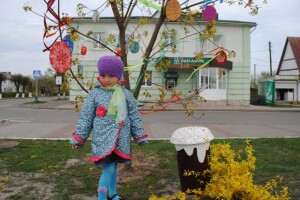 Центр Любешова  прикрашають пасхальні дерева