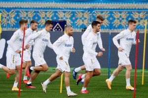 Авторитетне іспанське видання «Marca» вважає, що в стартовому складі збірної України вийдуть Циніков, Шарапенко, Кобаленко і Караве