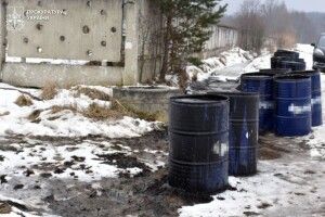 Пів тисячі квадратів у нафті: на Львівщині стався витік на підприємстві