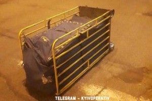 Дуже спішила: вантажівка Укрпошти на ходу загубила посилку