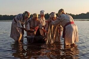 У Шацькій громаді телевізійникам зі Львова показали, як… прати полотно в озері  