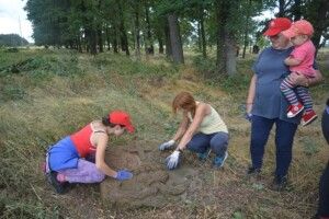 Польські байкери впорядковували могили у Любешові