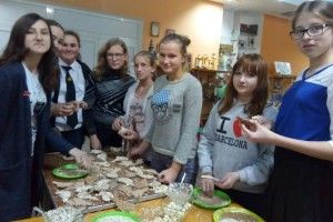 Юні маневиччани знають - пернаті теж хочуть смаколиків (фото)