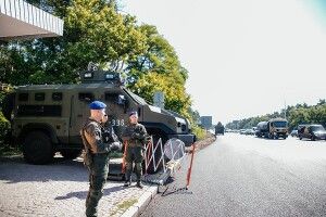 На в'їзді до Києва нацгвардійці виставили блокпости і бронетехніку (фото)