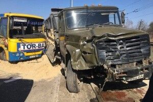 У Луцьку зіткнулися вантажівка і маршрутка: вісім постраждалих (Фото)