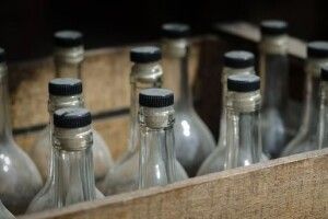 Лучанку судитимуть за торгівлю контрафактним спиртним