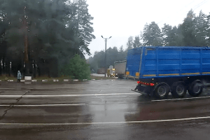 На Волині у вантажівки під час руху вибухнуло колесо (Відео)