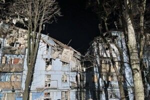У Запоріжжі цієї ночі росіяни влучили ракетою у п'ятиповерхівку. Є загиблі