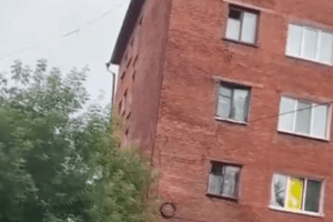 «За що мій син воює? Приїде – і ніде буде жити»: будинок матері окупанта, що скаржилася на владу, розсипався на очах (Фото)