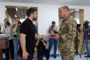 Президент вручив ордени медикам волинської «сотки» 