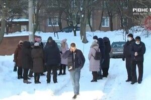 «Плати або вимітайся»: у Рівному продали будинок разом із мешканцями (Відео)