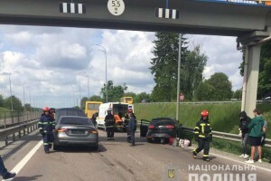 Два легковики та пасажирський автобус потрапили в ДТП на Рівненщині: подробиці (Фото)