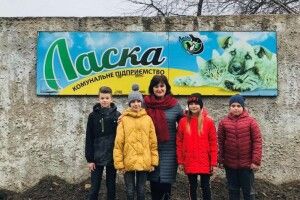 Волинські школярі на День кота зібрали пухнастикам смаколики
