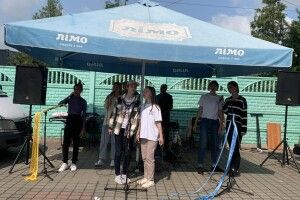 У селищі на Волині діти-артисти волонтерили для ЗСУ просто на базарі