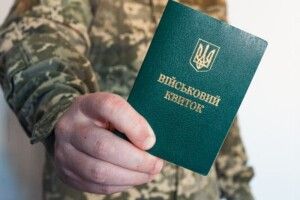 Чоловікам в Україні почали вклеювати штрих-код у військовий квиток – ЗМІ