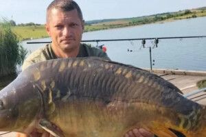 На Рівненщині рибалка виловив рибину, яку ледь підняв