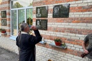 На фасаді ліцею на Волині відкрили меморіальну дошку загиблому Герою